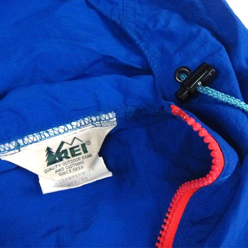 REIの実物タグ資料、色の違うボディに付く同ブランドのタグ