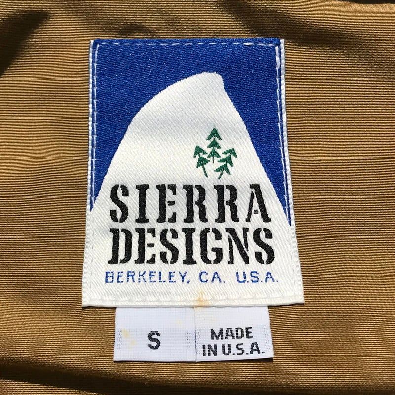 Sierra Designsの実物タグ資料、ブランドタグ全体。ロゴとタグの取り付け位置を確認する