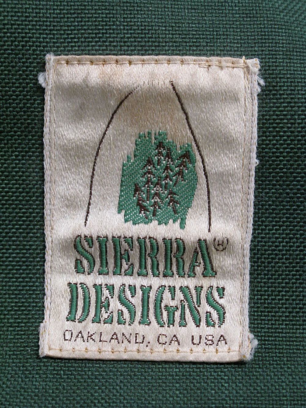 Sierra Designsの実物タグ資料、ロゴとサイズ表示が同じラベルに収まる例