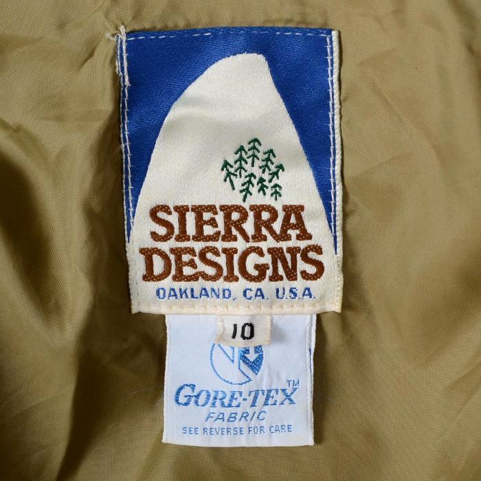 Sierra Designsの実物タグ資料、別仕様の織りネーム。縫い付け方にも注目する