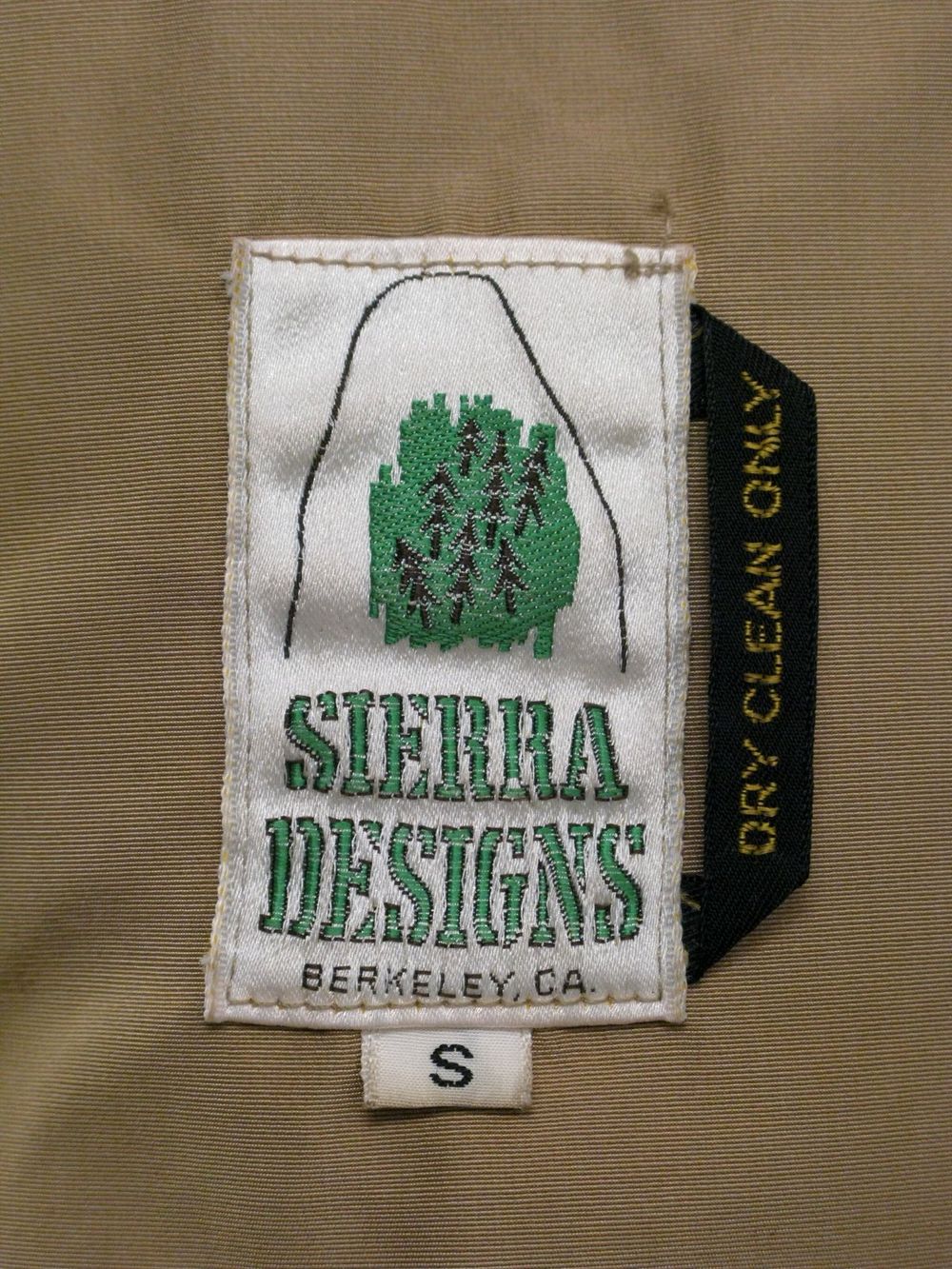 Sierra Designsの実物タグ資料、色の違うボディに付く同ブランドのタグ