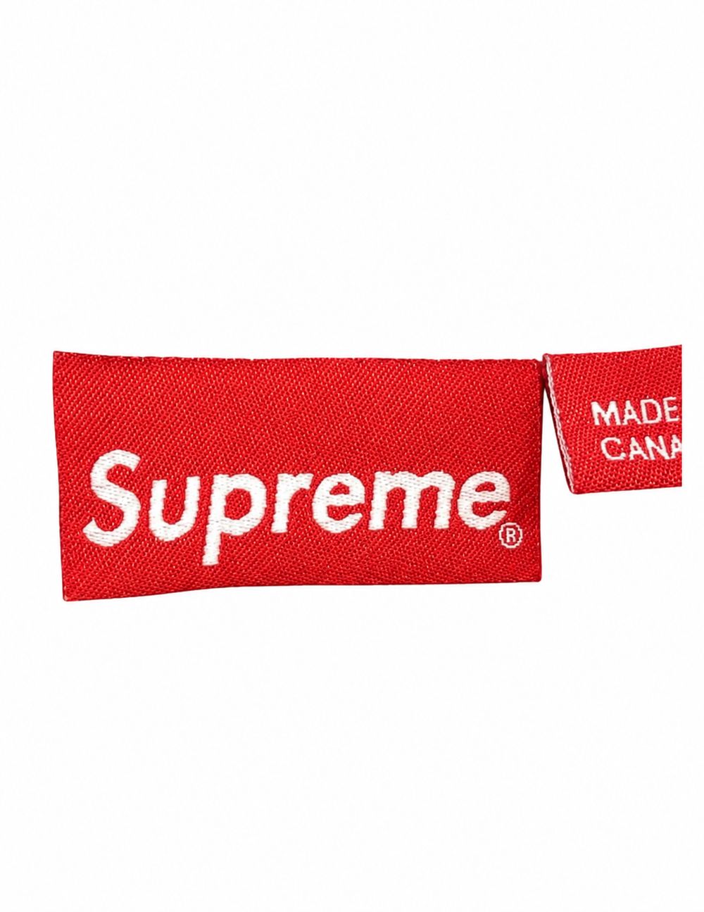 Supreme、Pre-Shrunk、100パーセントCotton、Made in U.S.A.、Mのタグ