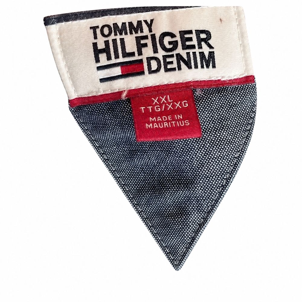 Tommy HilfigerのフラッグタグとMade in Hong Kong、サイズL/G表示