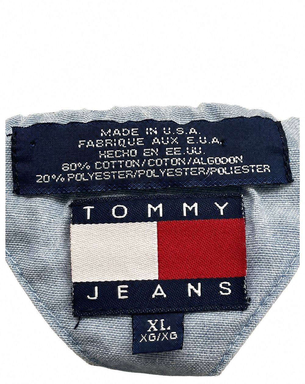 デニム生地に縫い付けられたTommy Jeansのフラッグパッチ