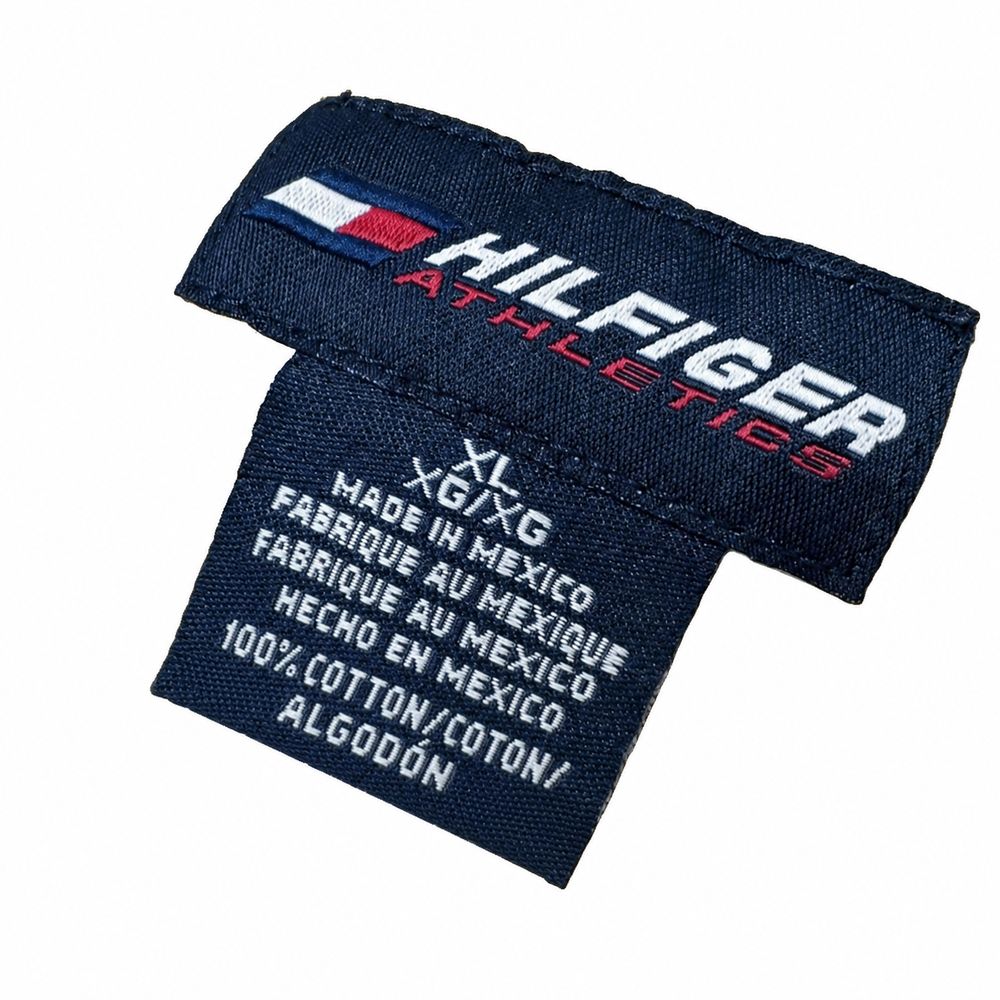 Hilfiger AthleticsのタグとMade in Mexico、100パーセントコットン表示