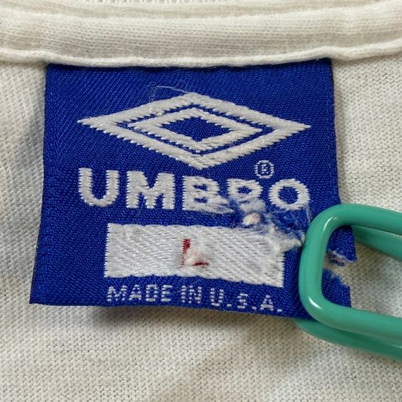 Umbroの実物タグ資料、ロゴとサイズ表示が同じラベルに収まる例