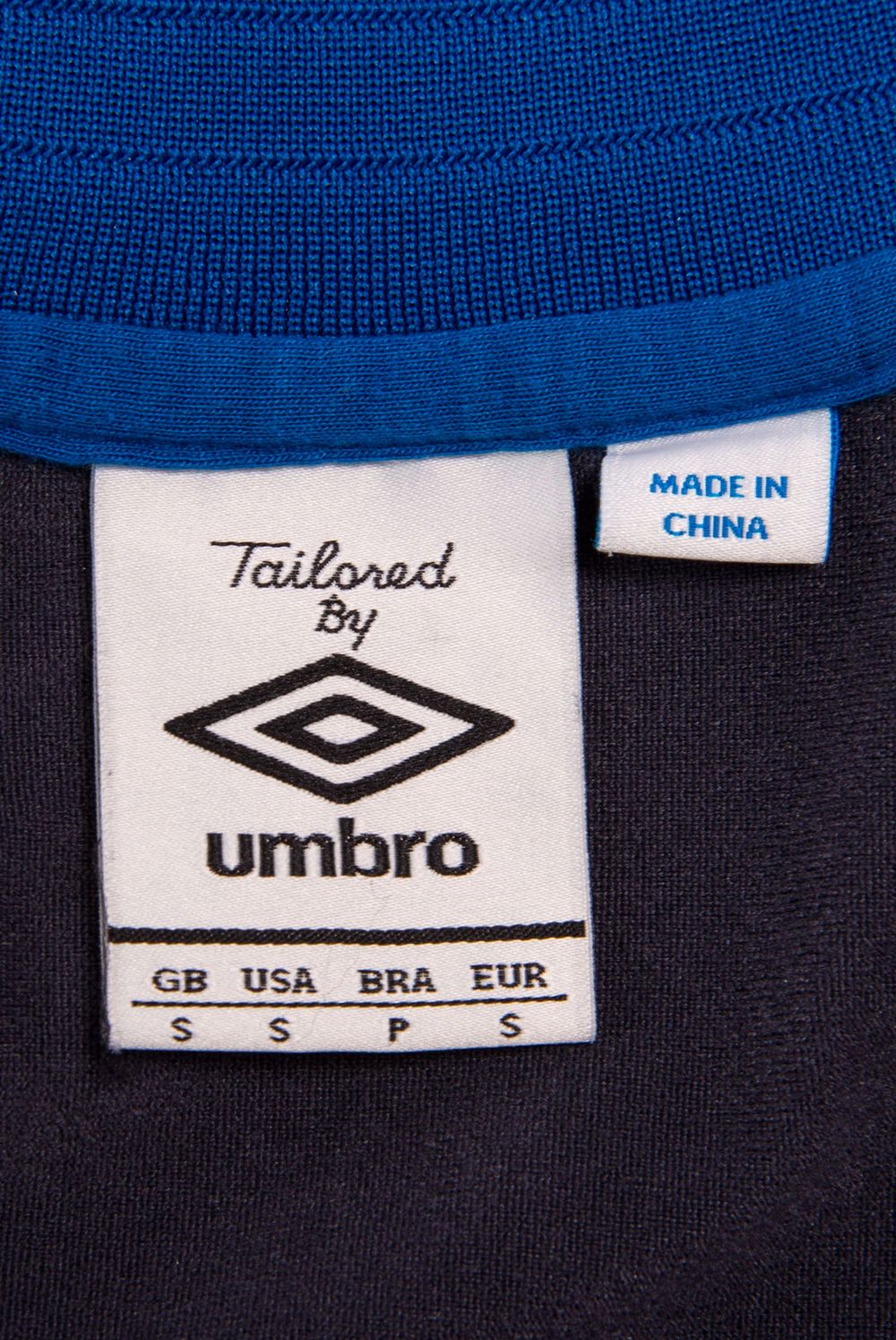 Umbroの実物タグ資料、生産国や素材表示が近接するタグの例