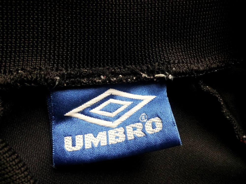 Umbroの実物タグ資料、複数ラベルの位置関係が分かる全体写真