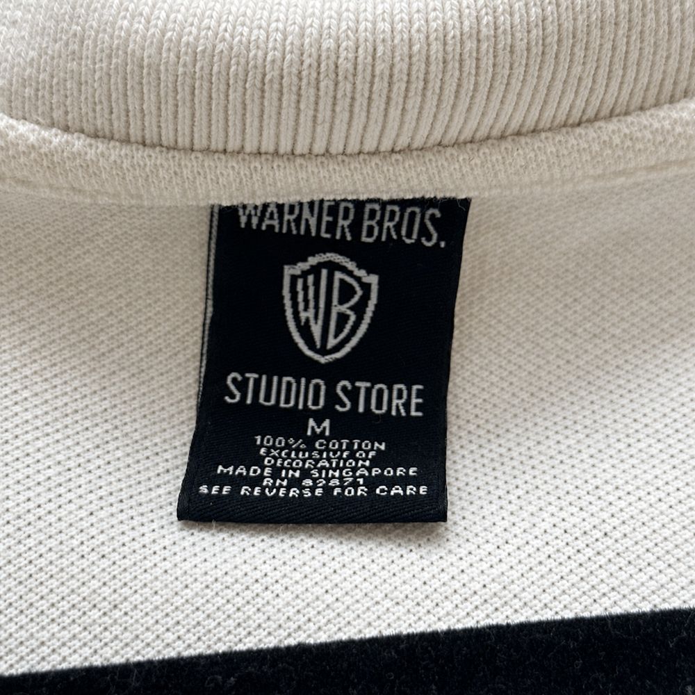 Warner Bros.の実物タグ資料、ロゴとサイズ表示が同じラベルに収まる例