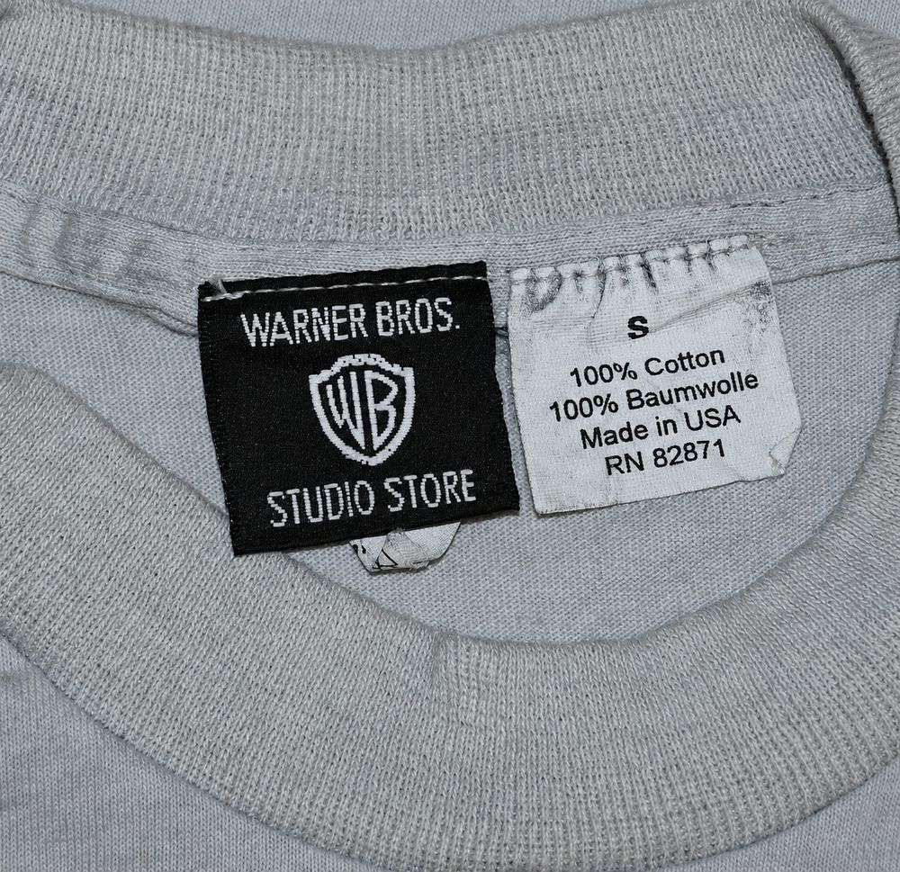 Warner Bros.の実物タグ資料、プリント式の表示。文字の読める範囲を記録する