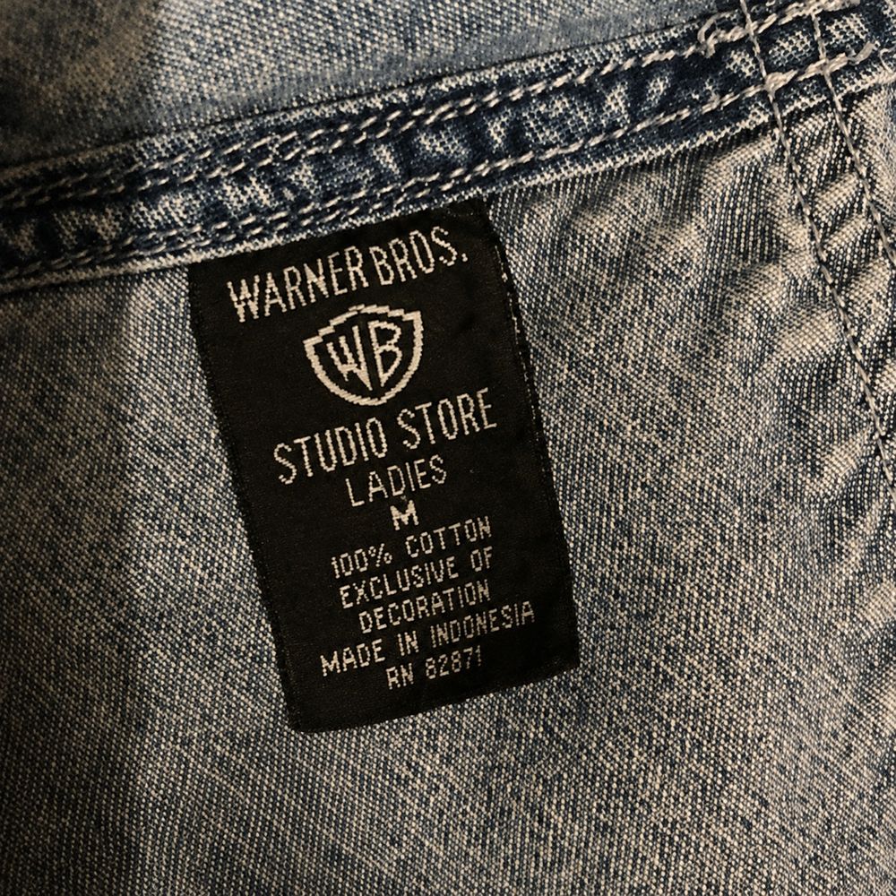 Warner Bros.の実物タグ資料、複数ラベルの位置関係が分かる全体写真