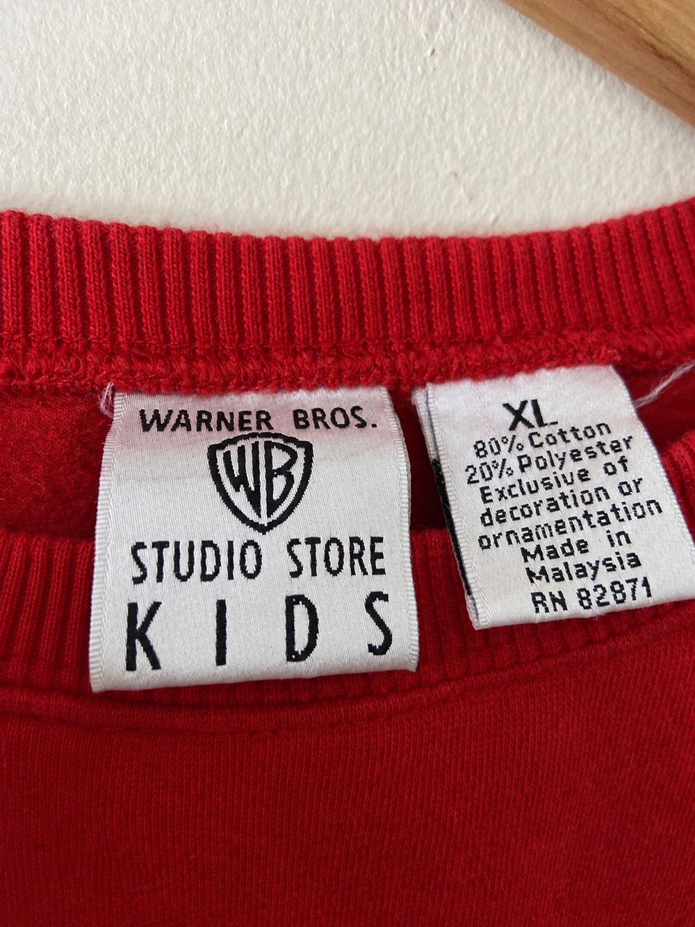 Warner Bros.の実物タグ資料、ケア表示やサイズ欄を含むタグ周辺