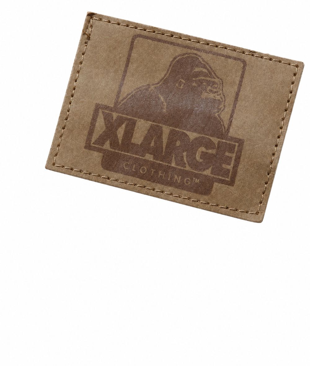 明るい緑のゴリラとXLARGE CLOTHINGのタグ