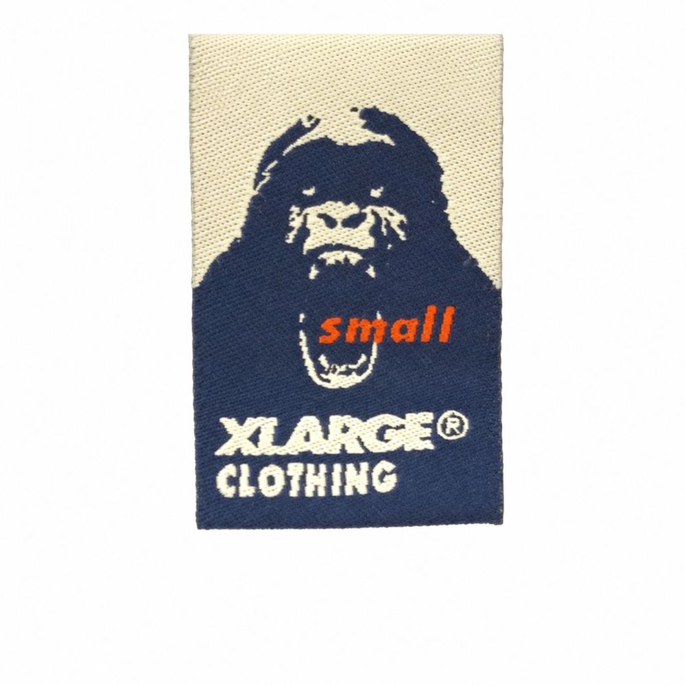 濃色デニムに付いたXLARGE Clothingゴリラと星のレザーパッチ